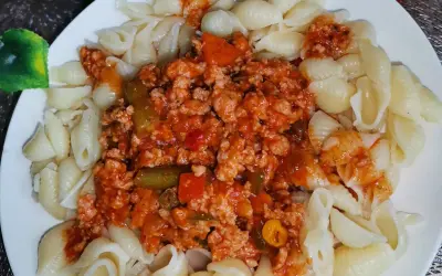 Makaron w kształcie muszelek (lumache) z sosem mięsnym i warzywami.