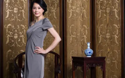 Elegancka mama pana młodego w szarej sukience, idealna na ślub. Styl i klasa.