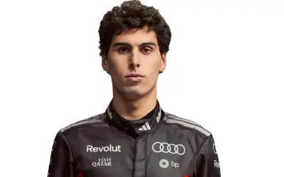 Retrato de Gabriel Bortoleto con traje de piloto negro, luciendo los logotipos de Audi, Revolut y BP.