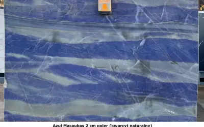 Płyta z kwarcytu Azul Macaubas o intensywnym niebieskim kolorze i szarymi żyłkami, przypominająca fale oceanu.