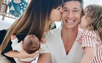 Anna Lewandowska całuje Roberta, a ich córki, Klara i Laura, również okazują mu miłość.