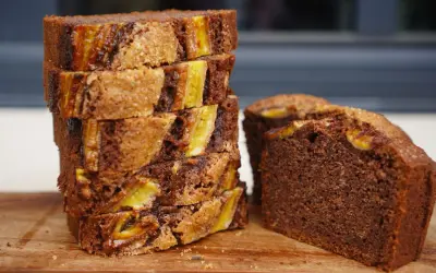 Délicieux banana bread chocolat, une recette gourmande avec des morceaux de banane fondants. Parfait pour le goûter !