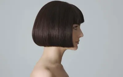 Profilo di donna con french bob scuro e netto. Un taglio che valorizza i lineamenti, un classico intramontabile.
