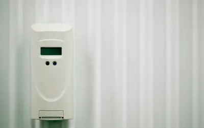 Ein elektronischer Heizkostenverteiler an einem Heizkörper. Mögliche Nachteile: ungenaue Messung bei starker Sonneneinstrahlung.