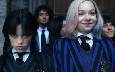Emma Myers w filmach i serialach, jak "Wednesday", gdzie gra obok Jenny Ortegi.