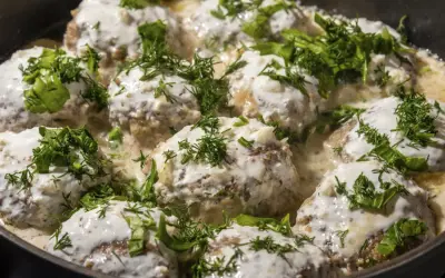 Pulpety w sosie koperkowym, idealne z ziemniakami lub kaszą. Aromatyczne i sycące danie.