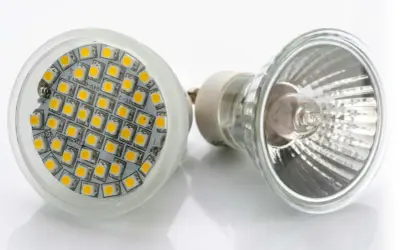 En LED-lampa med många små lysdioder bredvid en traditionell halogenlampa. Ett steg mot att byta halogen till LED.