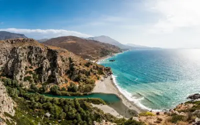 Traumhafte Bucht mit Palmen und türkisfarbenem Wasser. Perfekte Kreta Urlaub Tipps für Naturliebhaber.