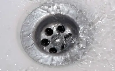 Wasser staut sich im Abfluss. Die Badewanne ist verstopft, Rohrreiniger hilft nicht.