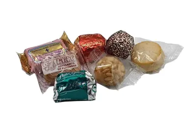 Deliciosos postres navideños: trufas, mazapanes y pasteles de gloria, perfectos para compartir en familia.