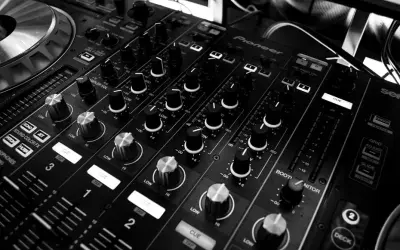 Kto płaci ZAiKS na weselu: DJ czy organizator? Uniknij kłopotów!