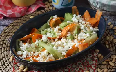 En härlig sallad med strimlad morot och gurka, toppad med smulad fetaost och nötter. Perfekt för goda sallader!