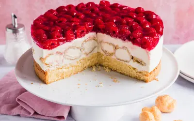 Eine köstliche Windbeutel Torte mit frischen Himbeeren und Sahne. Ein Traum für jeden Kuchenliebhaber!