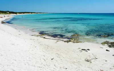 Spiaggia bianca e mare cristallino, un assaggio de le 10 spiagge più belle del Salento.