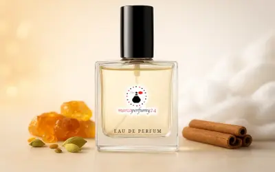 Elegancka butelka perfum z nutami piżma, cynamonu i kardamonu. Otoczona bursztynowymi kryształkami i puszystą watą.