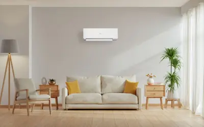 Un soggiorno moderno con un condizionatore a parete, che illustra la differenza tra pompa di calore e condizionatore.