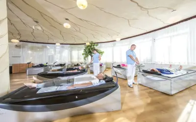 Ośrodki rehabilitacyjne nad morzem oferują relaks na specjalnych łóżkach. Terapeuci czuwają nad pacjentami.