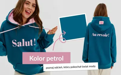 Młoda kobieta w bluzie w kolorze petrolowym z napisem "Salut!". Z tyłu bluzy napis "Au revoir!".