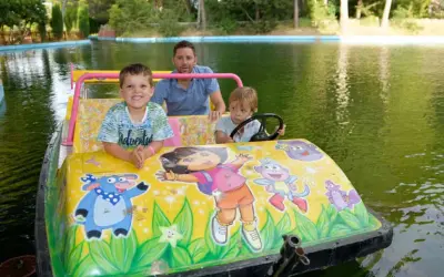 Padre e hijos disfrutan de un paseo en bote decorado con Dora la Exploradora, una de las muchas actividades gratis para niños en Zaragoza.