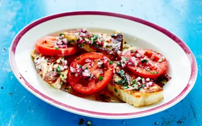 Grillad halloumi med tomat och rödlök, ett enkelt och gott halloumi recept.
