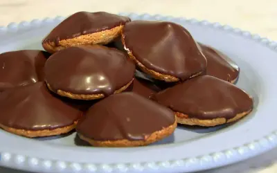En tallrik med chokladöverdragna biskvier. Perfekt för ett enkelt biskvier recept.