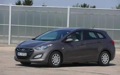 Szary Hyundai i30 II kombi. Zastanawiasz się, jakie żarówki do hyundai i30 ii wybrać, by zapewnić najlepszą widoczność?