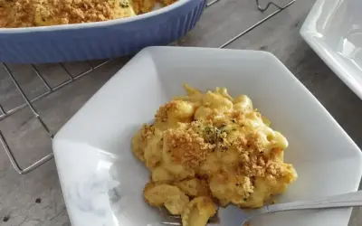 Pyszne mac and cheese z chrupiącą posypką. Jaki ser do mac and cheese? Ten wygląda idealnie!