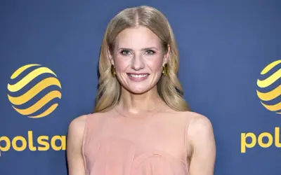 Uśmiechnięta Wiktoria Gorodeckaja, której wzrost jest imponujący, pozuje na tle logo Polsat.