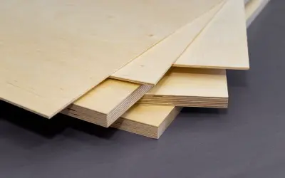 Kilka rodzajów płyt drewnianych ułożonych na sobie. Widać warstwy sklejki, idealne do projektów DIY.
