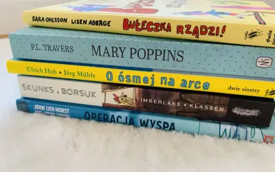 Pięć książeczek na dobranoc, w tym "Bułeczka Rządzi!", "Mary Poppins" i "Operacja Wyspa", ułożonych jedna na drugiej.