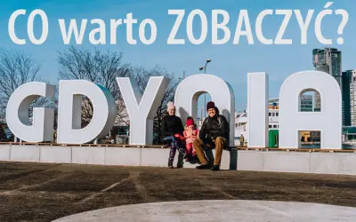 Rodzina pozuje przy napisie GDYNIA. Wspaniałe gdynia atrakcje dla dzieci czekają!