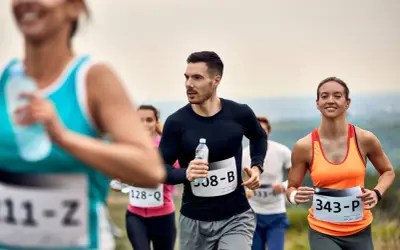 Uczestnicy biegną w półmaratonie, każdy pokonuje kolejne kilometry.