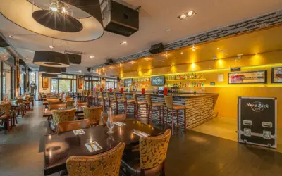 Das Hard Rock Cafe Berlin mit seiner goldenen Bar, bequemen Sitzgelegenheiten und Musik-Memorabilien lädt zum Verweilen ein.