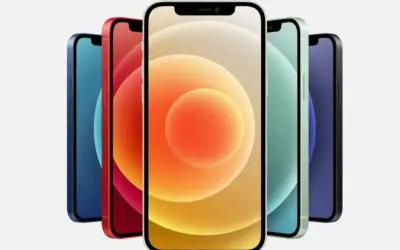 Pięć iPhone'ów 12 w różnych kolorach, ustawionych w rzędzie.