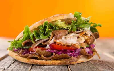 Pyszny kebab w bułce z mięsem, warzywami i sałatą. Zastanawiasz się, ile kalorii ma kebab w bułce?