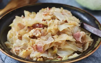 Kapusta zasmażana z boczkiem, idealna na obiad. Prosty przepis na to, jak zrobić kapustę zasmażaną, która zachwyci smakiem.