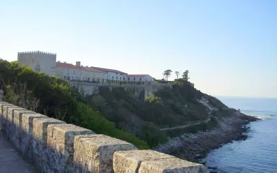 Edificio histórico en el monte de Baiona, con vistas al mar.