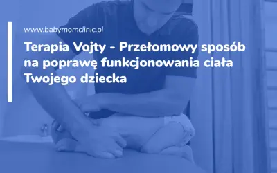 Fizjoterapeuta wykonuje terapię Vojty u niemowlaka, poprawiając jego funkcjonowanie ciała.
