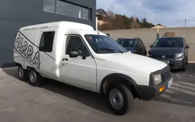 Biały Citroen C15 z podwójnymi tylnymi kołami i napisem "FARRA" na boku, gotowy do transportu materiałów.