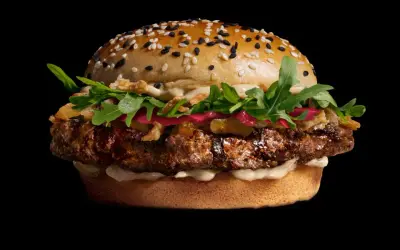Ile kosztuje burger? Sprawdź ceny fast food, rzemieślniczych i Wagyu