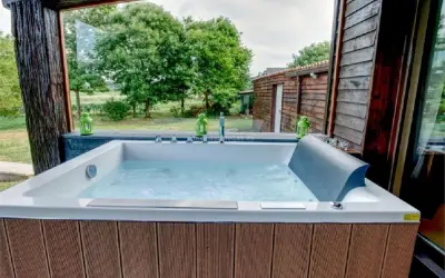 Jacuzzi con vistas a la naturaleza en la Ribeira do Tambre. Relájate rodeado de árboles y tranquilidad.