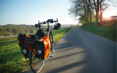 Rower z sakwami gotowy na przygodę. Czas odkrywać **Swornegacie trasy rowerowe** i malownicze krajobrazy.