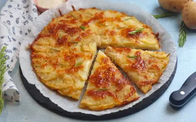 Una deliziosa torta di patate dorata e croccante, guarnita con rosmarino fresco. Perfetta per ogni occasione.