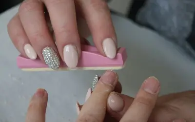 Manicure japoński krok po kroku – jak zrobić go samodzielnie i uniknąć błędów