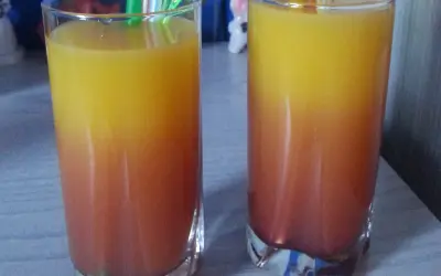 Orzeźwiające drinki z sokiem pomarańczowym i syropem malinowym na lato