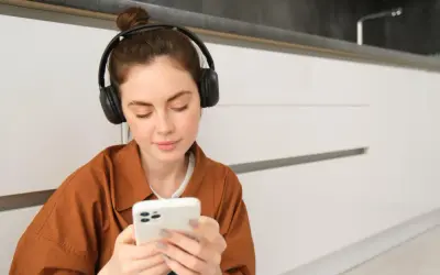 Spotify vs YouTube Music w 2026: co wybrać do słuchania w tle, a co do playlist?