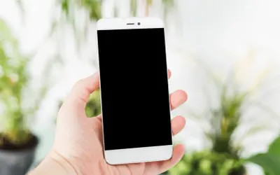 Czy pęknięty ekran w iPhone trzeba wymieniać od razu?