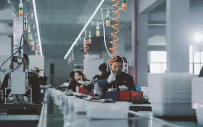 Dlaczego warto zainwestować w automatyzację pakowania w swoim zakładzie przemysłowym?