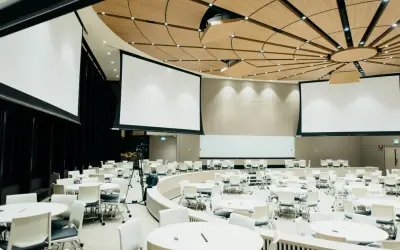 Technika estradowa – jak dobrać sprzęt i obsługę na profesjonalny event?