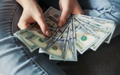 Dlaczego karta kredytowa a debetowa mają tak duże znaczenie dla płynności finansowej przedsiębiorstwa?